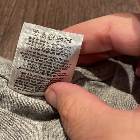 Queen’s University sz 2-4 youth Tshirt - Picture 3 of 5